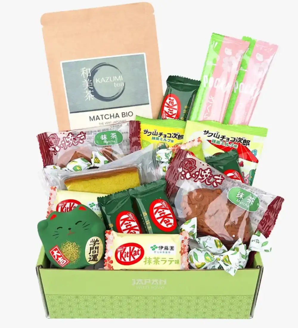 Boîte de snacks au matcha vert avec des friandises variées et un sachet rose de thé matcha.