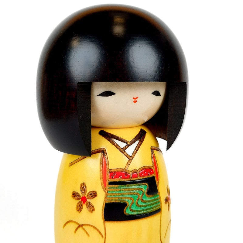 Gul Kokeshi-dukke
