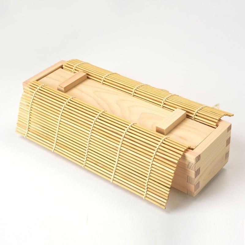 Hinoki sushiform og bambusmåtte