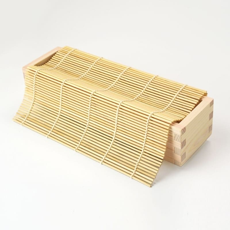 Hinoki sushiform og bambusmåtte