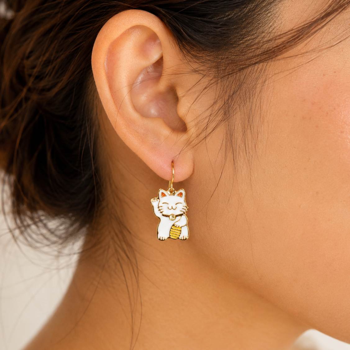 Japanske Maneki-Neko-øreringe i hvidt og guld