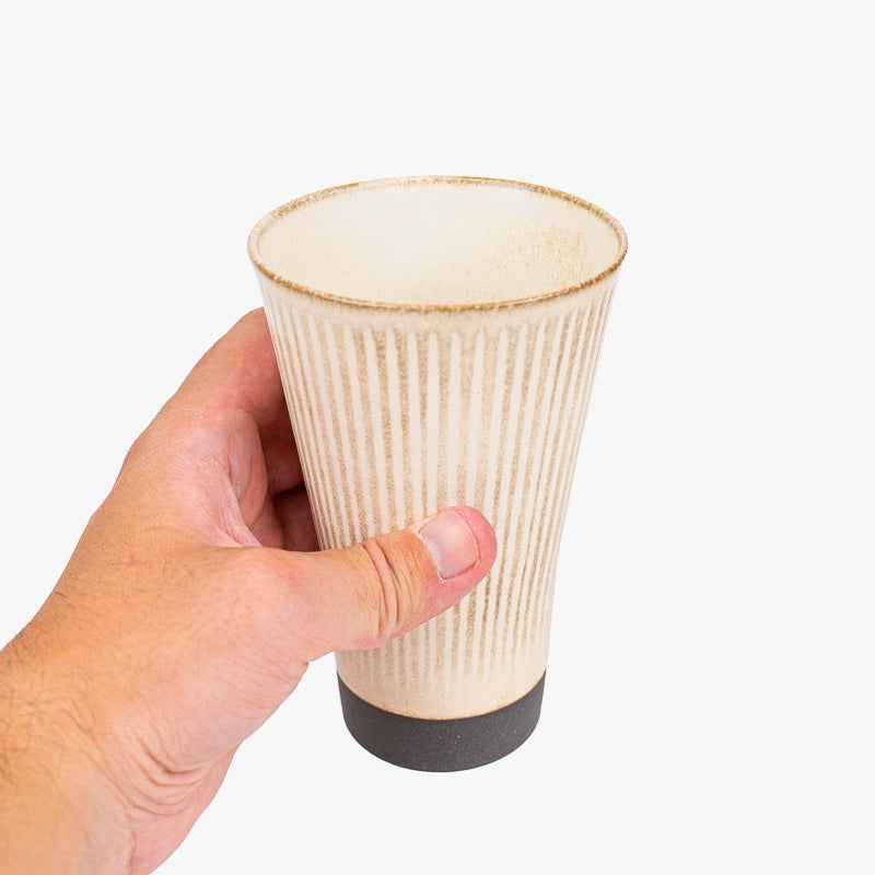 Stort beige japansk krus
