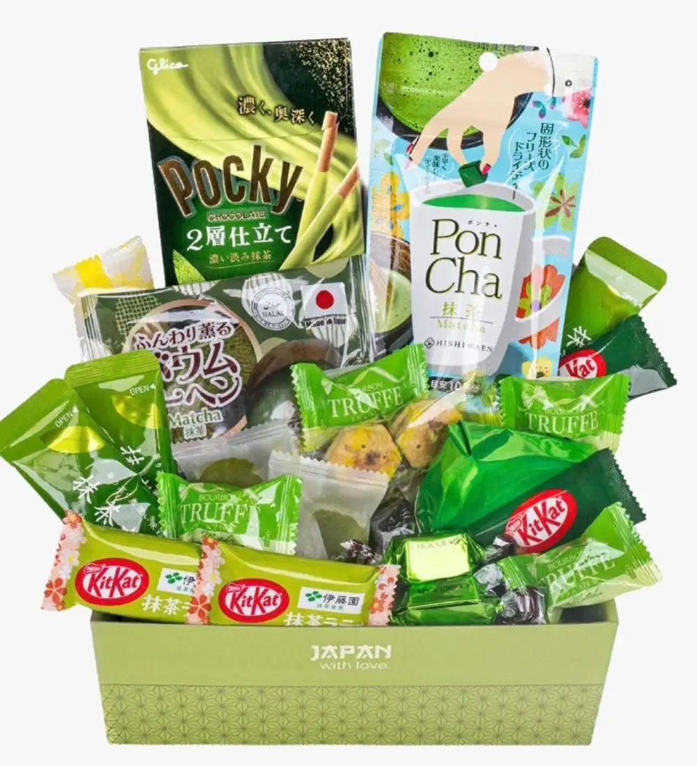 Grøn matcha-tema gavekurv fyldt med forskellige japanske snacks og lækkerier.