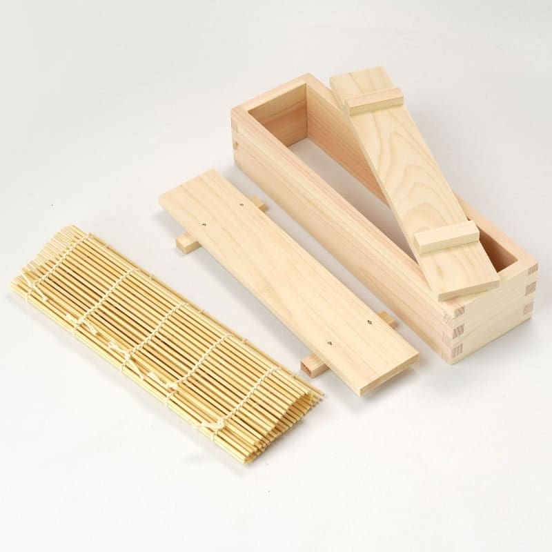 Hinoki sushiform og bambusmåtte