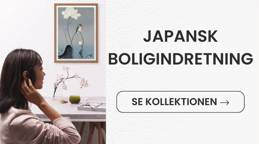 Et indrammet japansk-stil kunstværk med en delikat hvid blomst og fugl mod en blød blå baggrund, indrammet i en simpel træramme.