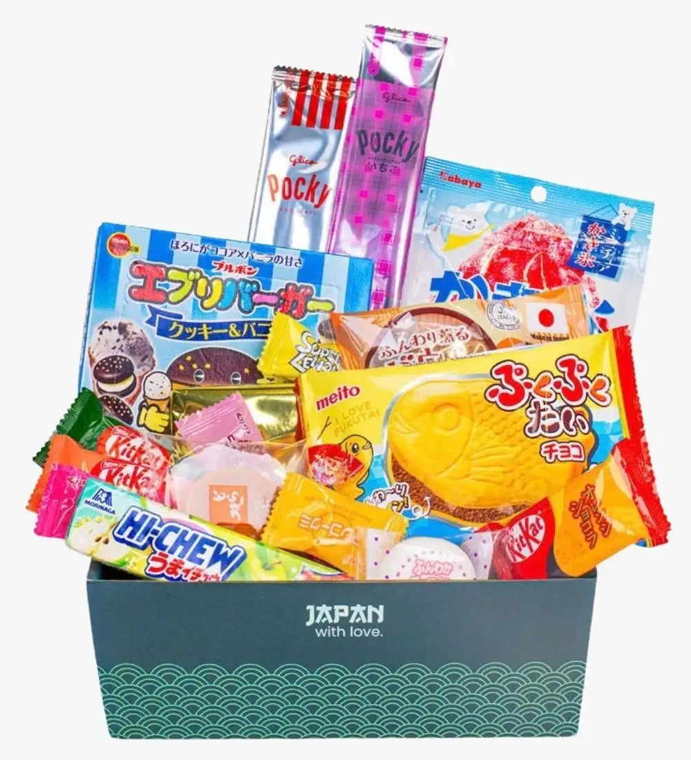 Et livligt udvalg af japanske snacks i farverig emballage, herunder pocky-pinde og en gul chokoladebar formet som en fisk.
