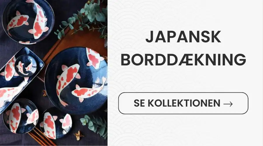 Mørkeblå keramiske tallerkener og skåle med håndmalerede røde og hvide koi-fisk designs.