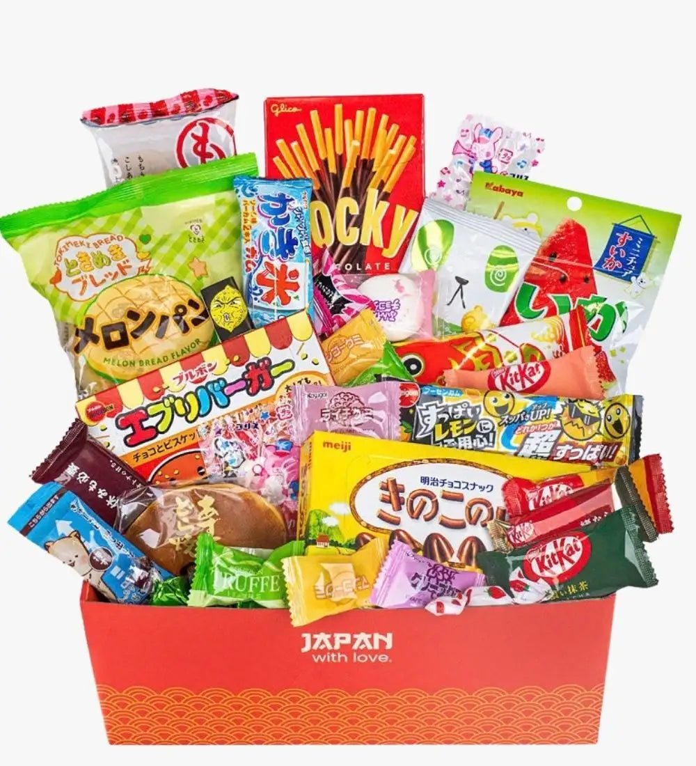 Rød gavekurv fyldt med farverige japanske snacks og slik.