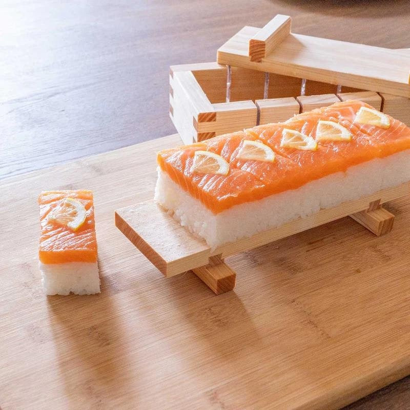 Sushiform i cypres-træ